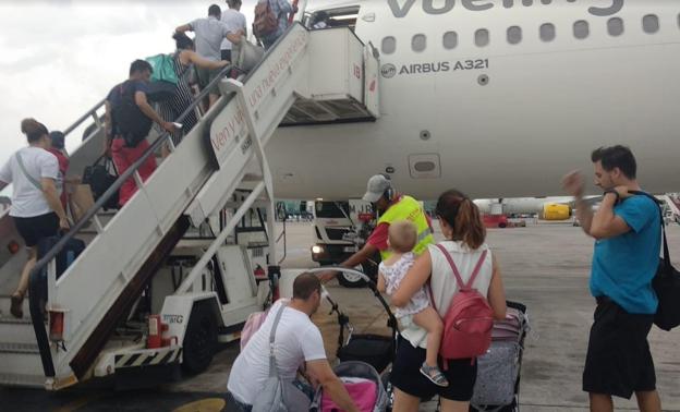 La odisea de los pasajeros de Vueling en Granada: «Cuando estaba a cinco metros del suelo, el avión despegó y nos fuimos a Málaga»