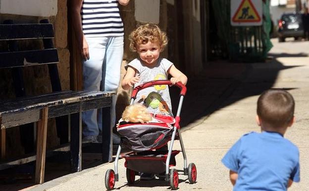 La Junta diseña un plan para hacer frente a la bajada de la natalidad