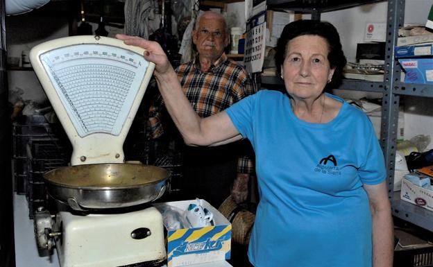 Virtudes López conserva la tienda de todo un poco que defendió durante más de cuatro décadas en Mecina Bombarón