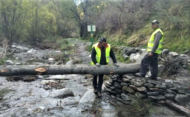 Alpujarra de la Sierra recupera los puentes de madera sobre el río para poder completar los recorridos circulares de senderismo