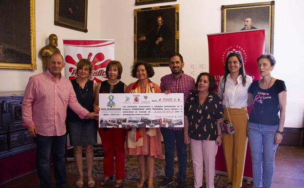 «Solidaridad entre Montañas» entrega el cheque a favor de la investigación contra el cáncer