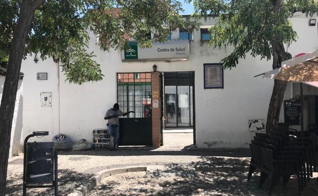 «Si siguen cambiando a los médicos, los vecinos tendremos que dejar el Albaicín»