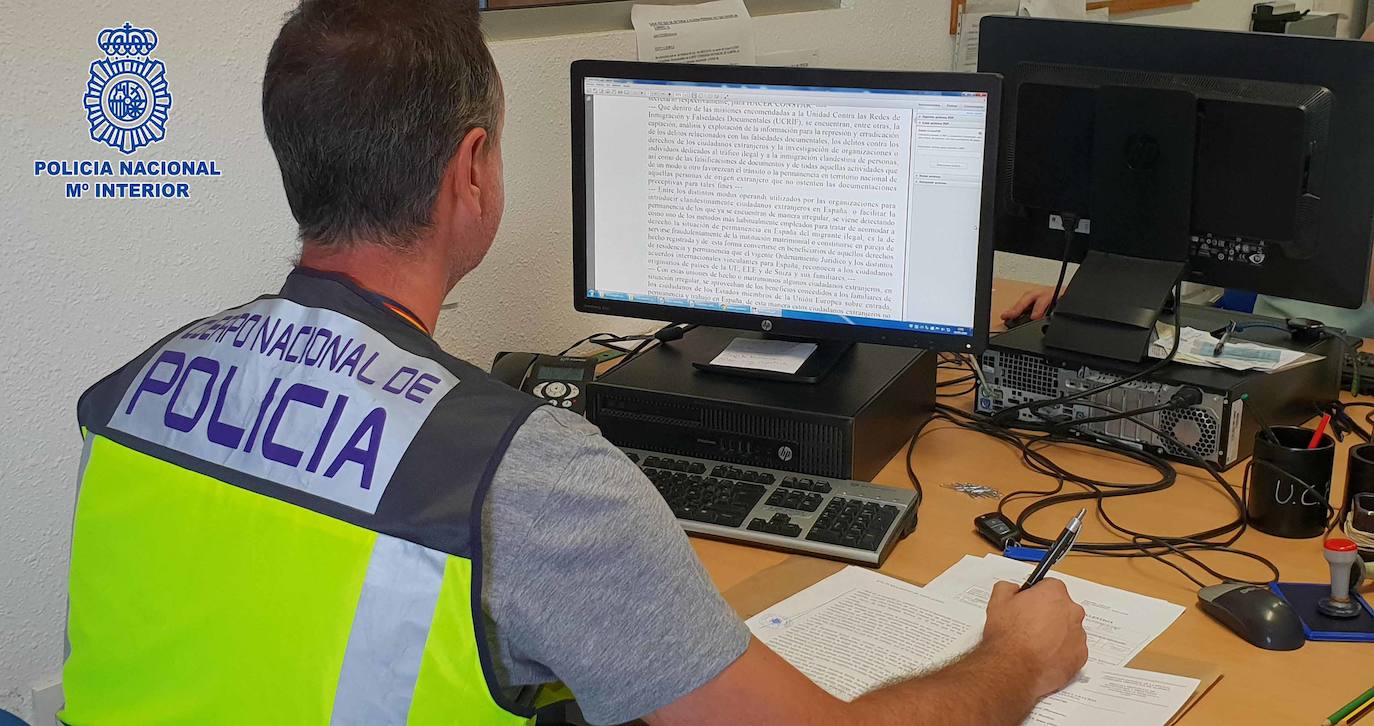 Detienen a 12 personas en Almería por preparar matrimonios de conveniencia y parejas de hecho