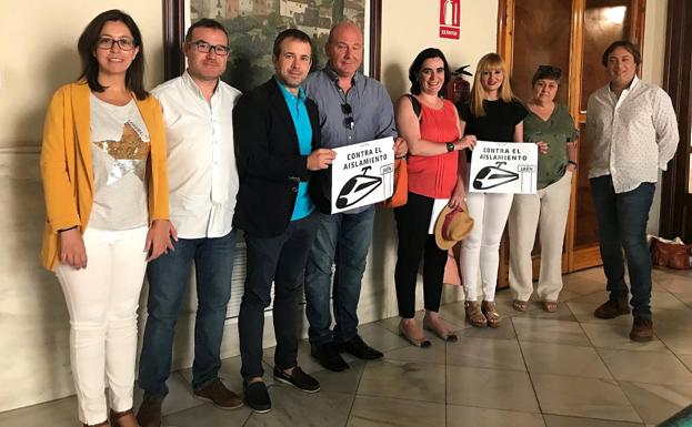 Los cinco grupos políticos del Ayuntamiento apoyan la marcha del tren
