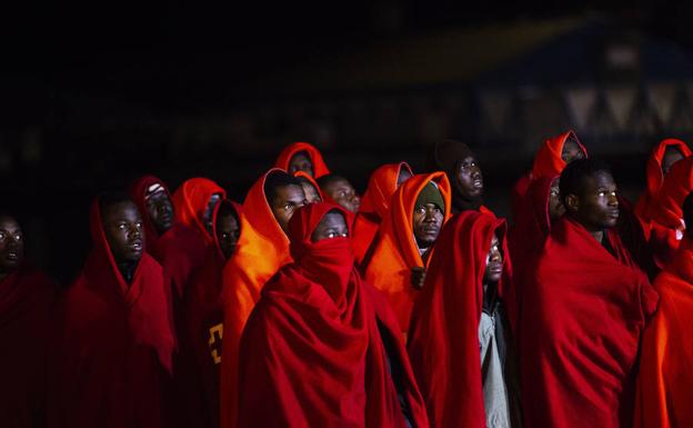 Llegan a Motril las 51 personas rescatadas por la Guardia Civil en Alborán