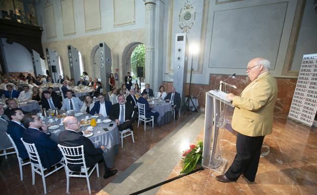 La Junta anuncia en Granada subidas de salario y mejoras laborales para evitar la fuga de médicos