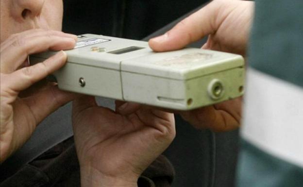 Un camionero que iba en zigzag y tocando el claxon multiplicaba por 7 la tasa de alcohol permitida