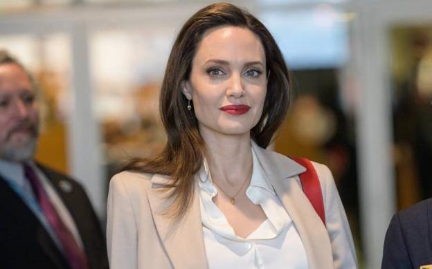 Angelina deja los niños a Brad en vacaciones