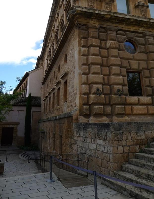 La Alhambra realiza trabajos de conservación en la fachada norte del Palacio de Carlos V para evitar su deterioro
