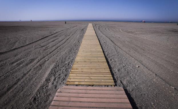El Ayuntamiento de Motril invierte más de 14.000 euros en nuevas pasarelas para las playas
