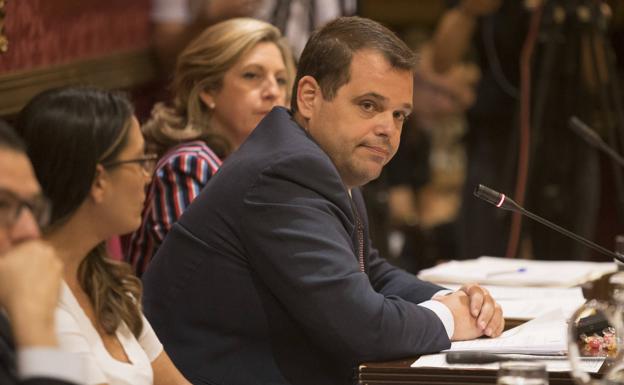 El bipartito salva su primer pleno en el Ayuntamiento de Granada con la única oposición de Vox