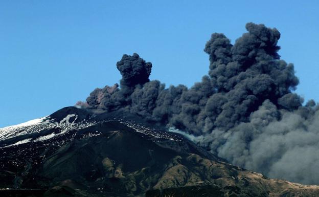 El Etna entra de nuevo en erupción en Italia