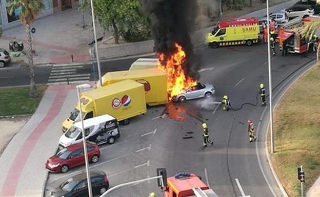 Un joven borracho choca contra un camión en una rotonda y su coche se prende fuego