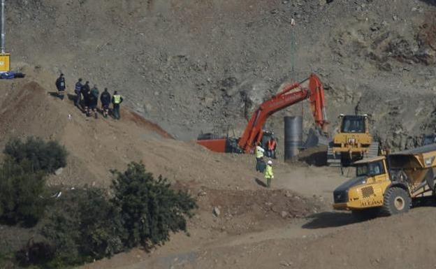 La Guardia Civil confirma que Julen fue sepultado en el pozo por la tierra que fue arrastrando al caer