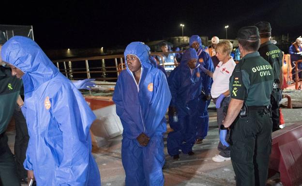 Uno de los inmigrantes rescatados el lunes está en la UCI en estado grave