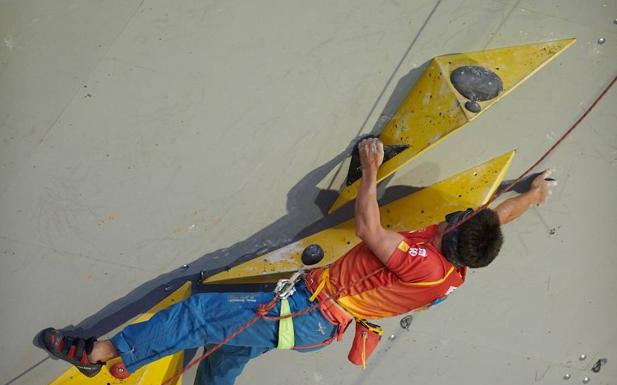 Un granadino colosal: Aguilar agranda su palmarés con una plata en el Mundial de paraescalada