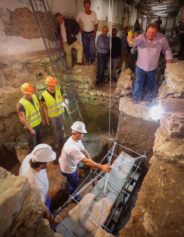 El equipo de arqueólogos recibe luz verde para abrir el lateral del sarcófago de Villamena