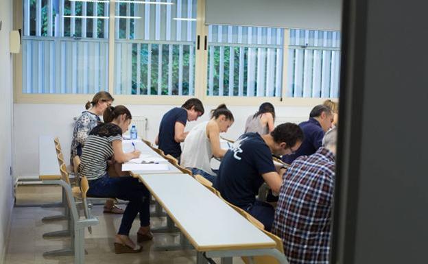 Publicados los destinos provisionales de las oposiciones a maestros en Andalucía: consulta las plazas