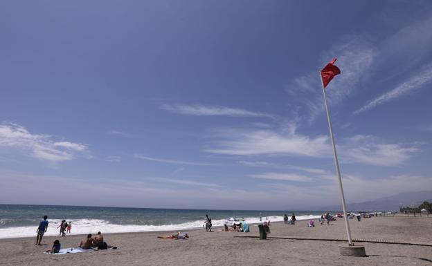 El regreso del temporal de poniente obliga a las playas de Granada a izar la bandera roja