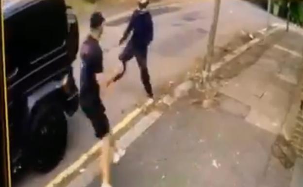 Intentan robarle el coche a Özil y Kolasinac sale en su defensa