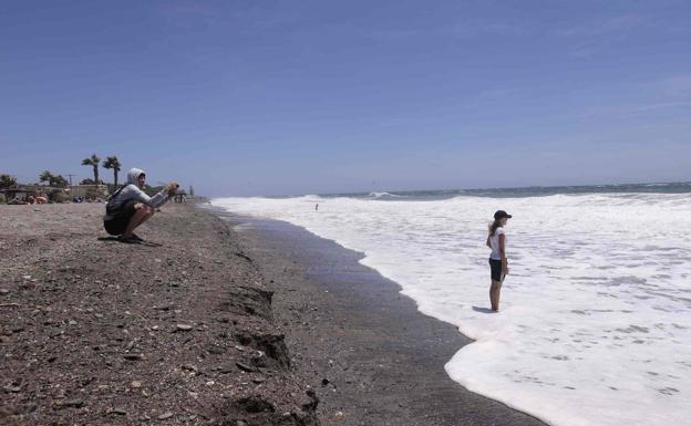 El temporal vuelve a sacar el escalón de Playa Granada