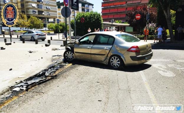 Un conductor ebrio destroza el coche en un accidente en Granada y sale ileso