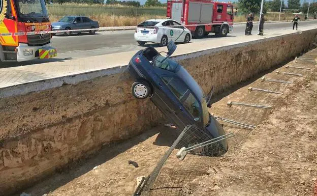Un coche se despeña y cae en la zanja de una obra en el polígono El Florío de Granada