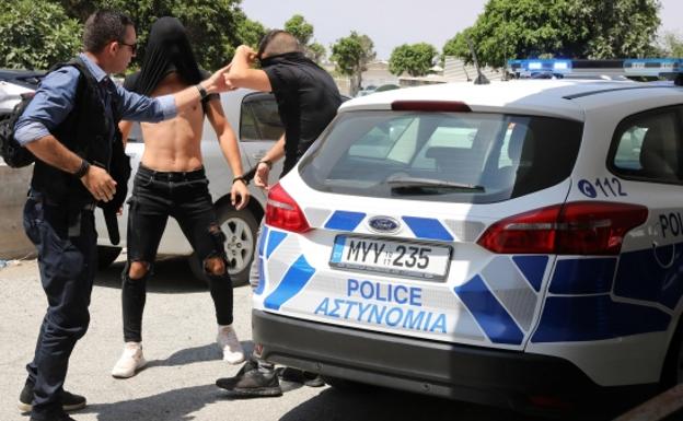 Se inventa que fue violada por 12 chicos y acaba detenida