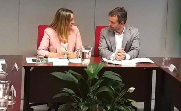 El alcalde se trae de Sevilla una mesa para el tranvía
