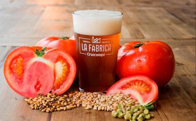 Cruzcampo elabora dos nuevas cervezas con sabor a gazpacho y a melocotón