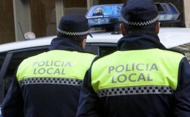 Un hombre huye con su bebé en brazos tras ser agredido por su mujer