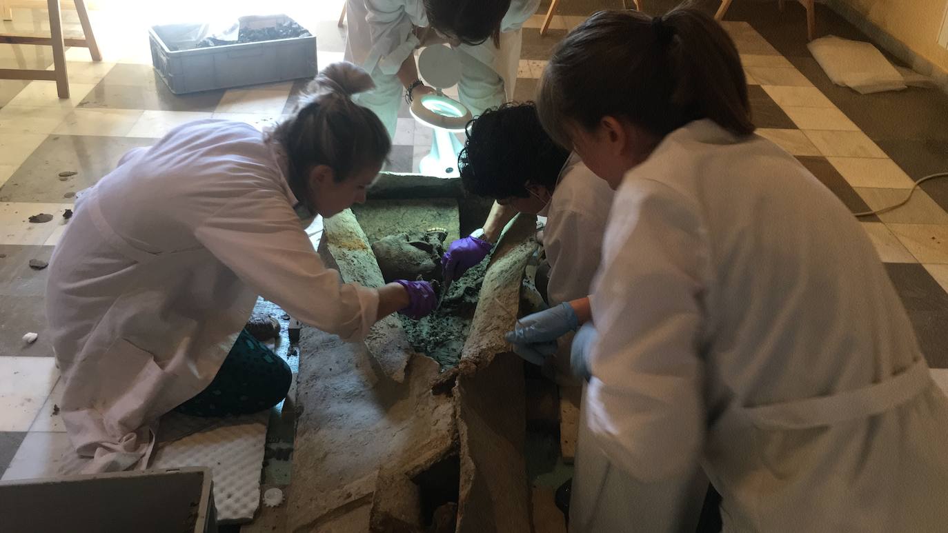 Arqueólogos subrayan la importancia del sarcófago romano de plomo por ser de los pocos no expoliados