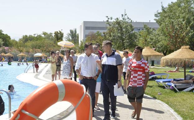 El alcalde aplaude el trabajo social de la piscina de Almanjáyar