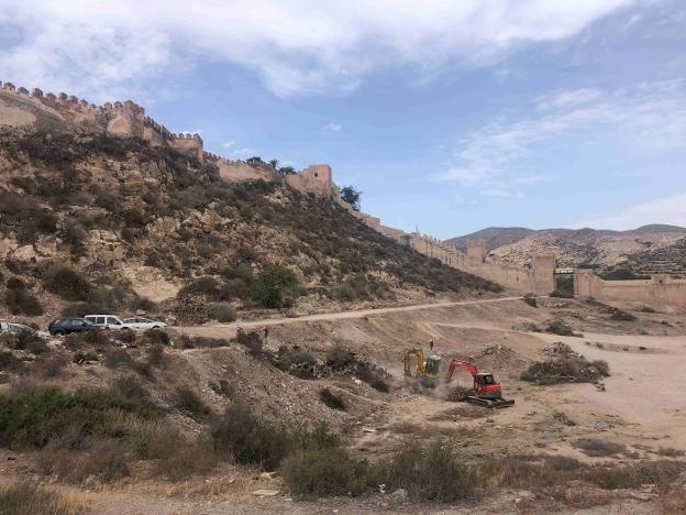 El entorno de la Hoya, a los pies de La Alcazaba, deja de ser un vertedero