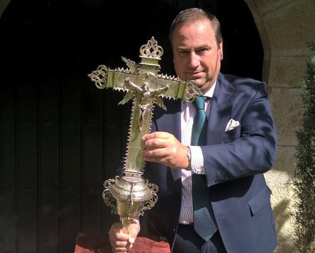 Compra en subasta una valiosa cruz de la iglesia de Albondón y decide devolverla al pueblo