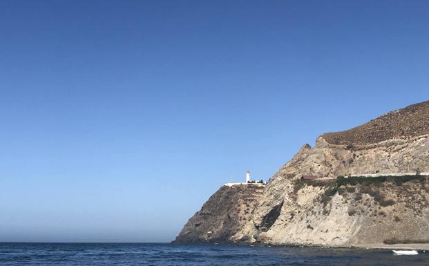 Carretera fantasma batida por el viento