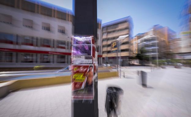 Multas de hasta 3.000 euros por pegar publicidad en las farolas de Motril