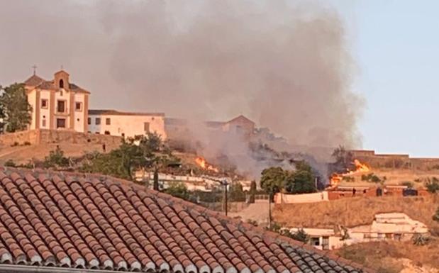 El Infoca da por extinguido el incendio cerca de la Ermita de San Miguel