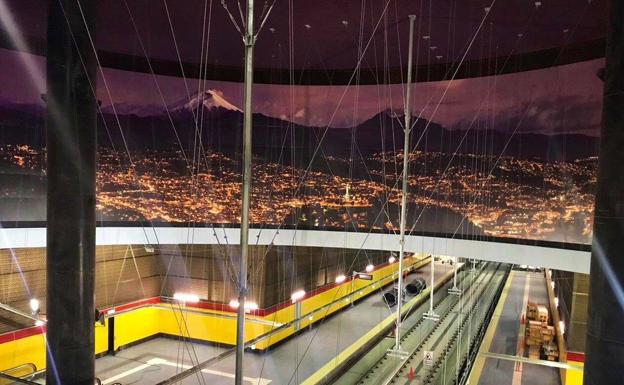 Una empresa granadina realiza el espectacular mural gigante del nuevo metro de Quito