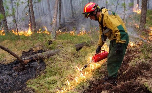 Los bomberos rusos intensifican la lucha contra el fuego en Siberia con la ayuda del Ejército