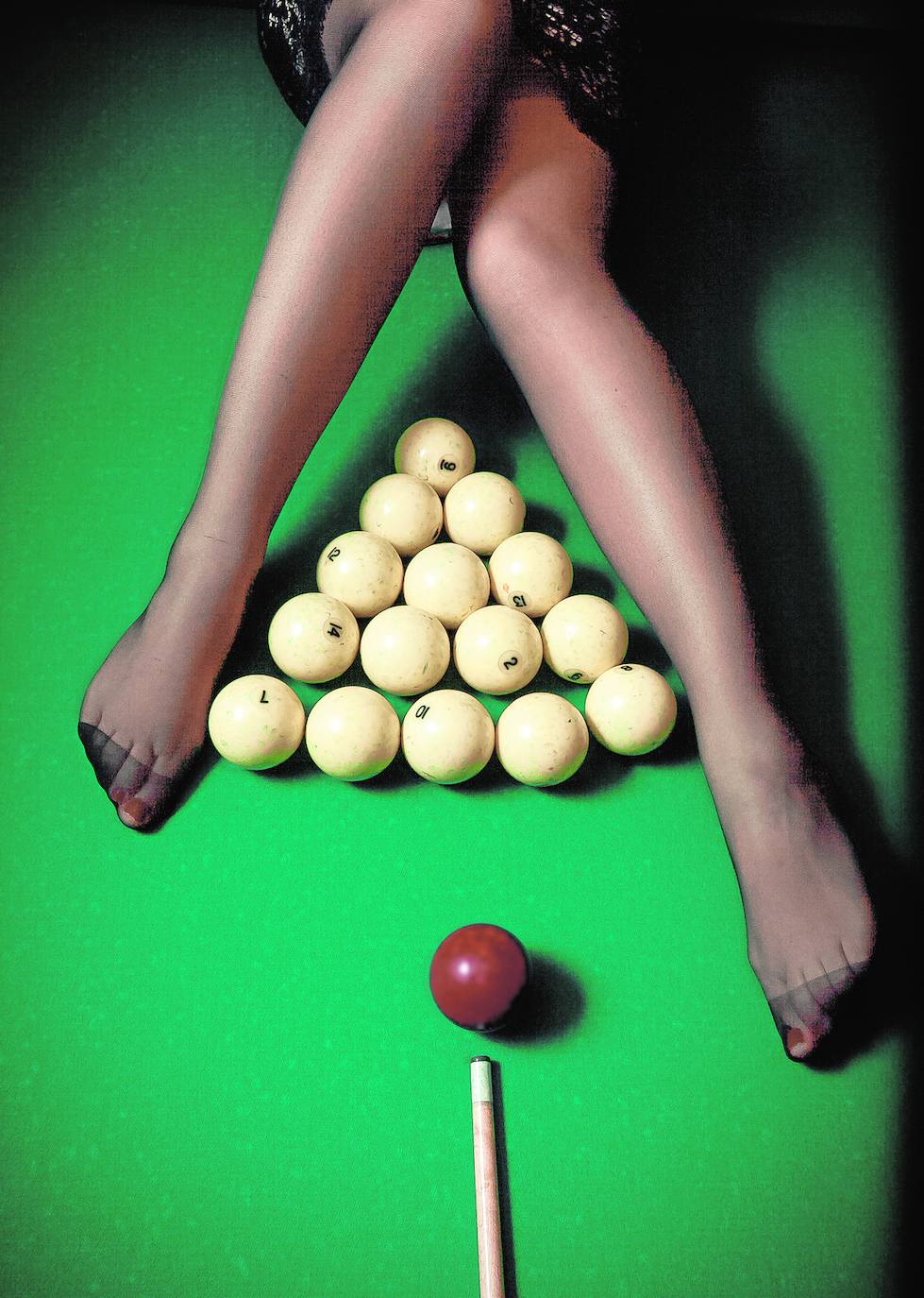 Mujer tumbada sobre fondo verde