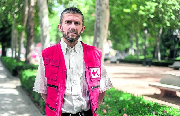 El granadino que se enroló en una misión de Cruz Roja: «Los rumores agravan el ébola»