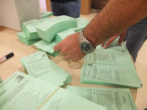 La mitad de los almerienses no aprueba el pacto PP, Cs y Vox para gobernar Andalucía