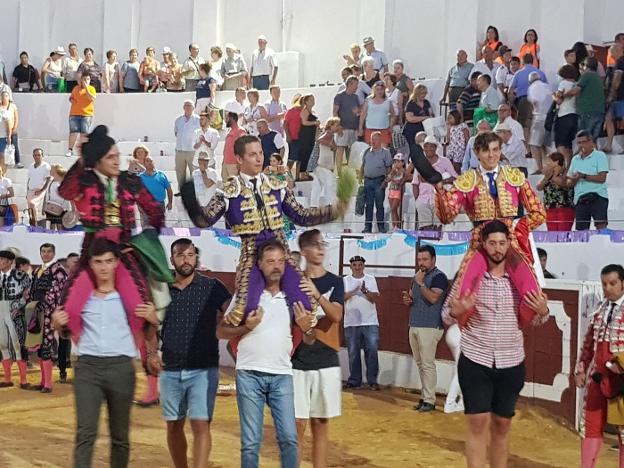 La terna, a hombros en Pegalajar