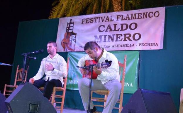 Dos mil personas disfrutan del Caldo Minero de Pechina con el Titi y Capullo de Jerez