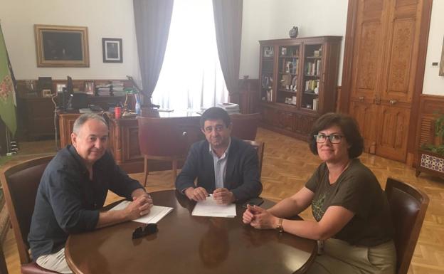 Reunión de Reyes y el presidente del Colegio de Aparejadores