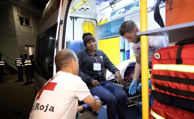 Trasladan al Hospital de Motril a una mujer con heridas rescatada de una patera