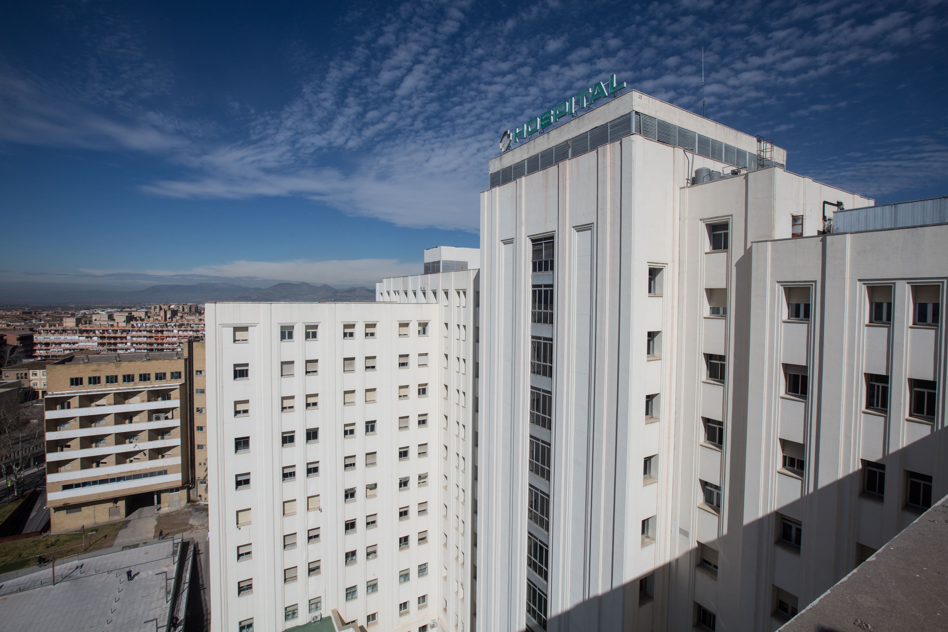 Un paciente al que requisaron un puñal hiere a un vigilante del Virgen de las Nieves