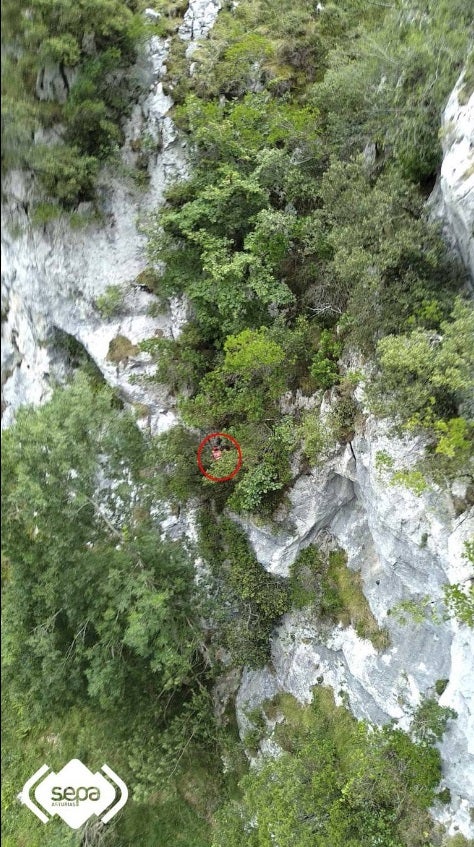 Rescatado ileso tras despeñarse 30 metros en la ruta del Cares