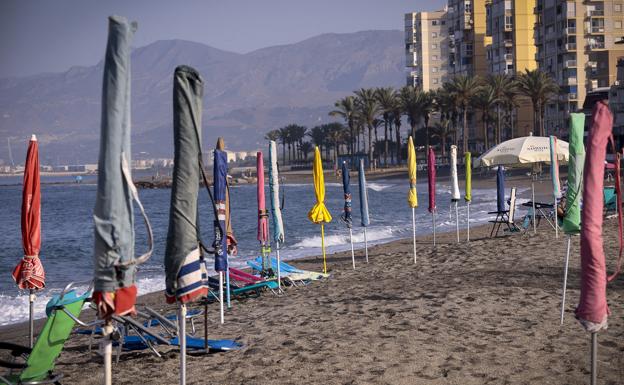 Los vecinos de Torrenueva declaran otra vez la guerra a la invasión de sombrillas en primera línea